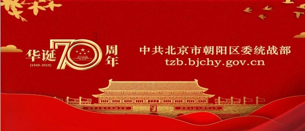 白色短款小衫搭黑色紧身牛仔裤，显身材又显成熟的气质，你喜欢吗？